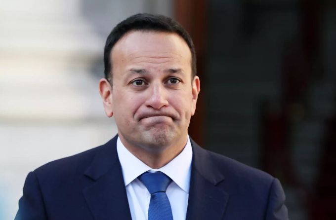 Leo Varadkar, Premierminister von Irland, spricht vor dem Regierungsgebäude mit Journalisten. Leo Varadkar