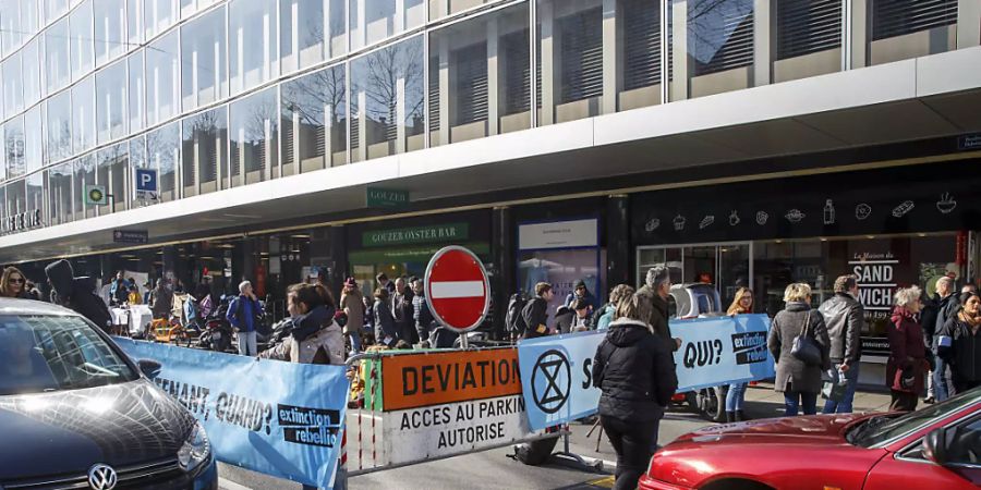 Die Blockade von Extinction Rebellion in Genf verursachte bei einigen Autofahrerinnen und Autofahrern Ärger.