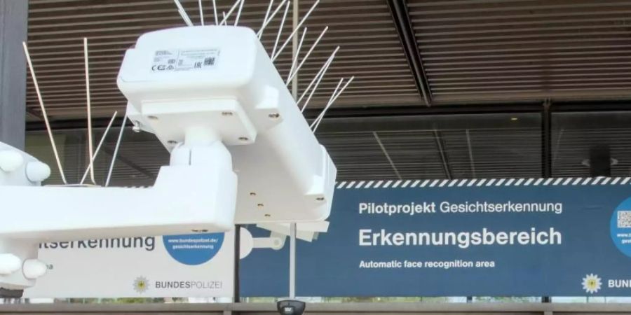 Gesichtserkennung im öffentlichen Raum: 2017 gab es am Bahnhof Südkreuz in Berlin eine Testphase. Foto: Jörg Carstensen/dpa