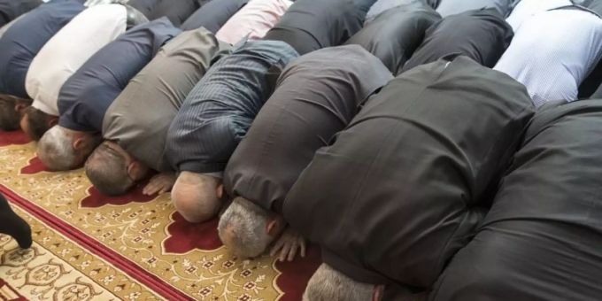 Muslime beten in der Moschee im Haus der Religionen am Europaplatz in Bern. Das Gedränge täuscht: Muslime in der Schweiz praktizieren ihre Religion gemäss einer Befragung des Bundesamts für Statistik zum Grossteil nur sporadisch. (Archivbild) religion