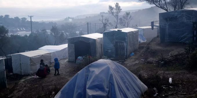 Kinder stehen nach einem Regenfall vor provisorisch errichteten Zelten ausserhalb des Flüchtlingslagers Moria. Die Lager auf den Inseln Lesbos, Samos, Chios, Kos und Leros sind völlig überfüllt und die Atmosphäre ist entsprechend verzweifelt. Flüchtlingskrise