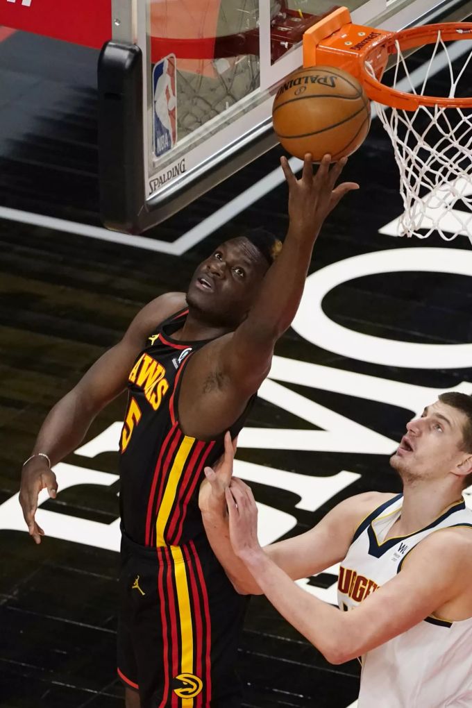 Der Schweizer Clint Capela spielt eine grandiose Partie für die Atlanta Hawks und war kaum zu stoppen. Dennoch geht sein Team als Verlierer vom Platz. Atlanta Hawks