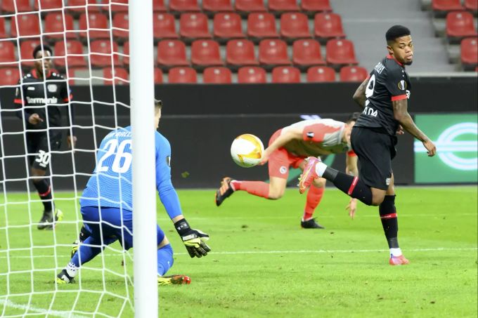 David von Ballmoos (YB) pariert gegen Leon Bailey (Bayer Leverkusen). BSC Young Boys