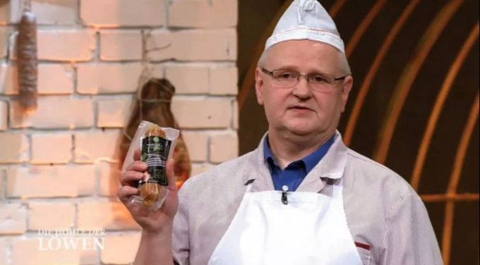 Gründer Andreas Tatzel stellt seine Fischwurst vor. Andreas Tatzel