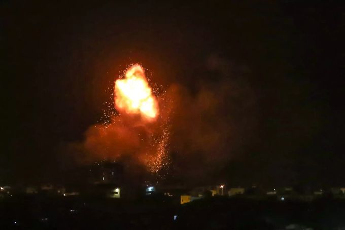 17.04.2021, Palästinensische Autonomiegebiete, Rafah: Die Aufnahme zeigt eine Explosion an einem Gebäude im palästinensischen Autonomiegebiet, durch israelischen Raketenbeschuss. Konflikt - Palästinensische Autonomiegebiete