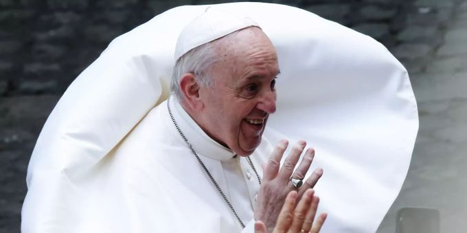 Papst Franziskus begrüsst Gläubige während seiner wöchentlichen Generalaudienz im Hof von St. Damaso im Vatikan. (Archivbild) römisch-katholische kirche