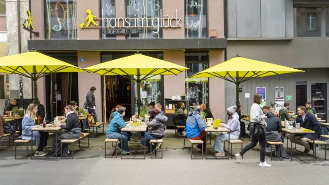 Auch in Basel profitieren die Gäste von den offenen Restaurant-Terrassen. Coronavirus Terrasse Basel
