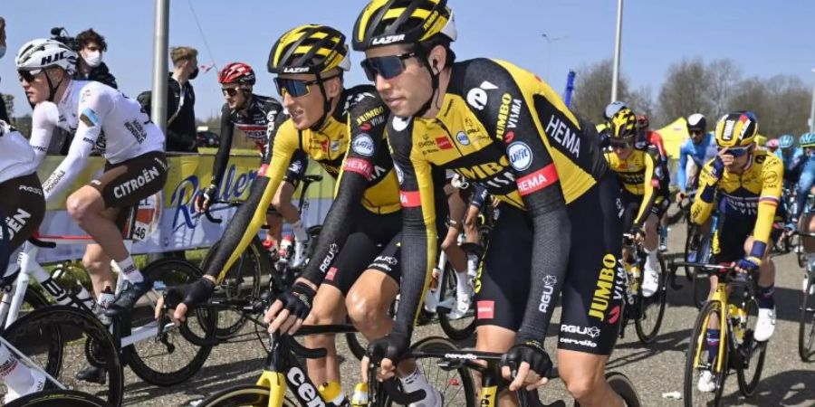 Der Belgier Wout Van Aert (r) vom Team Jumbo-Visma hat den Auftakt der Ardennen-Klassiker für sich entscheiden können. Foto: Eric Lalmand/BELGA/dpa