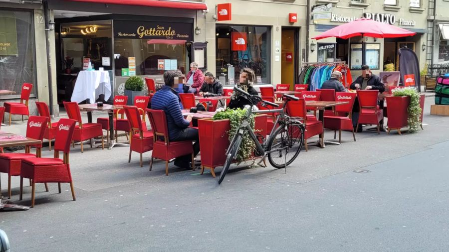 Vor der Pizzeria San Gottardo in der Berner Aarbergergasse warten die ersten Gäste auf ihre Pizza.