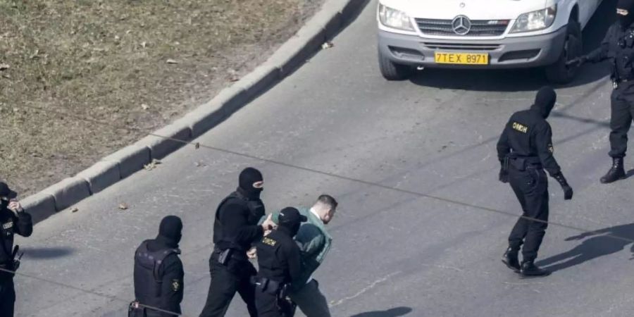 Polizisten nehmen einen Demonstranten in Minsk fest. Foto: Uncredited/AP/dpa