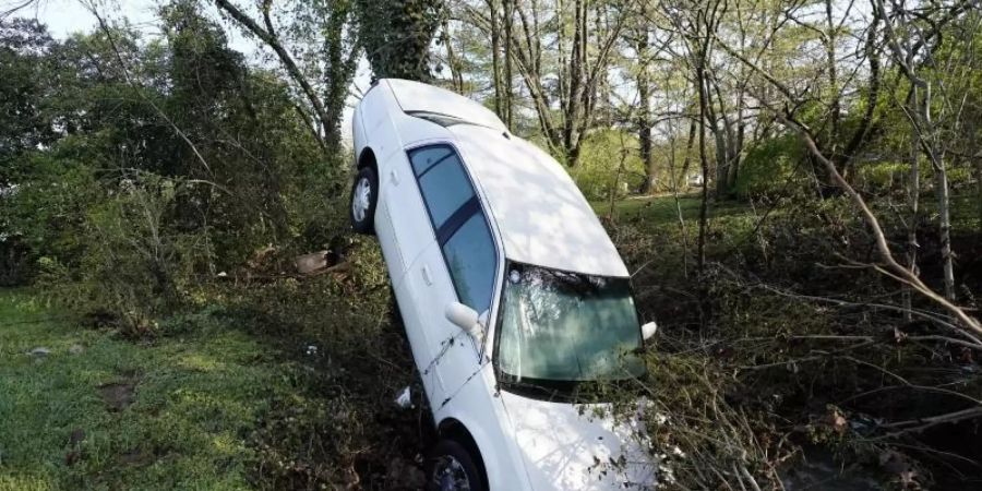 Ein von den Fluten mitgerissenes Auto in Nashville. Foto: Mark Humphrey/AP/dpa