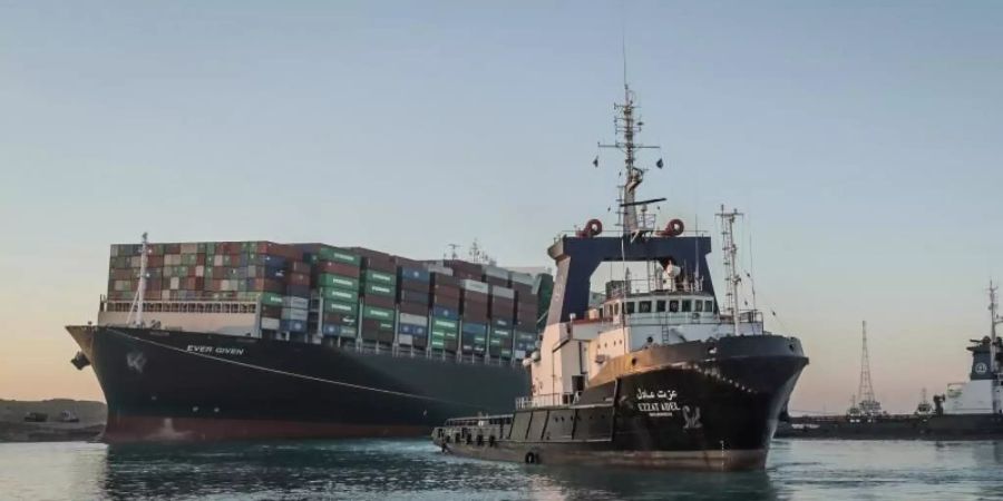 Schlepper ziehen das Containerschiff «Ever Given» wieder in tieferes Fahrwasser im Suezkanal. Foto: -/Suez Canal Authority/dpa