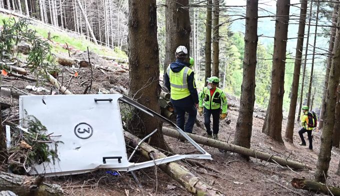 Die Türe der Gondel liegt am Boden. stresa seilbahn unglück
