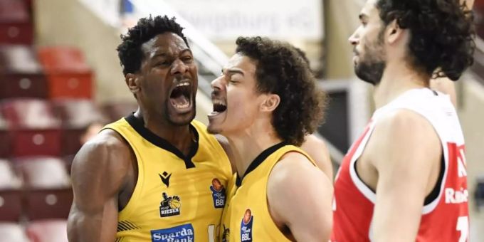 Ludwigsburgs Yorman Polas Bartolo und Jonah Radebaugh feiern den Einzug ins Playoff-Halbfinale. Foto: Thomas Kienzle/dpa Ludwigsburgs Yorman Polas Bartolo und Jonah Radebaugh feiern den Einzug ins Playoff-Halbfinale. Foto: Thomas Kienzle/dpa