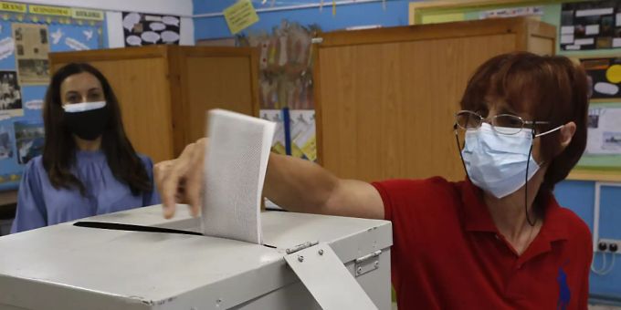 Eine Frau mit Mund-Nasen-Schutz gibt ihre Stimme in einem Wahllokal während der Parlamentswahlen ab. Foto: Petros Karadjias/AP/dpa Eine Frau mit Mund-Nasen-Schutz gibt ihre Stimme in einem Wahllokal während der Parlamentswahlen ab. Foto: Petros Karadjias/AP/dpa
