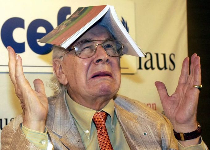 Immer zu einem Scherz aufgelegt. Damaliger Unicef-Botschafter Sir Peter Ustinov balanciert im Mai 2003 ein Buch auf dem Kopf. Sir Peter Ustinov
