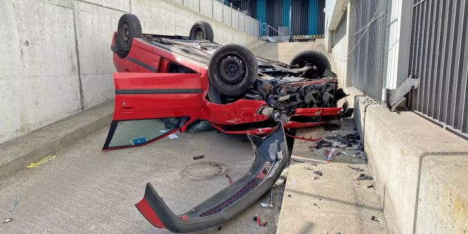 Das verunfallte Fahrzeug in Rickenbach bei Wil TG. Rickenbach bei Wil Unfall