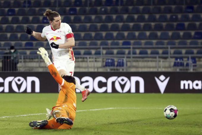 Marcel Sabitzer von RB Leipzig braucht den Ball nur noch einzuschieben. RB Leipzig