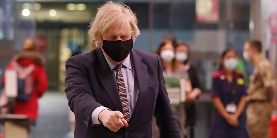 Boris Johnson, Premierminister von Grossbritannien, kommt in das St Thomas' Krankenhaus, um seine Corona-Schutzimpfung zu erhalten. Foto: Frank Augstein/AP POOL/dpa