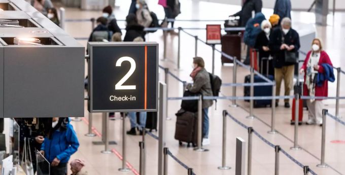 Passagiere checken im Flughafen Hamburg (D) zum Flug Eurowings EW 7588 nach Palma de Mallorca ein. Wegen des Coronavirus halten sie Abstand und tragen Masken. Mallorca reisen coronavirus