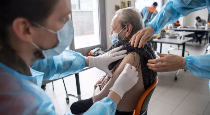 Bisher wurden viele Bewohner von Altersheimen geimpft. Im Falle einer Corona-Infektion wären manche von ihnen nicht mehr auf eine Intensivstation verlegt worden. Coronavirus Impfung Altersheim