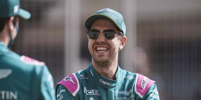 Sebastian Vettel erhält Unterstützung von einer Bond-Stuntfahrerin. Sebastian Vettel