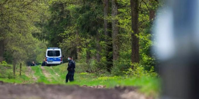 In einem Waldstück unweit von Bispingen sperren Polizisten den Fundort einer Kinderleiche ab. Foto: Philipp Schulze/dpa In einem Waldstück unweit von Bispingen sperren Polizisten den Fundort einer Kinderleiche ab. Foto: Philipp Schulze/dpa
