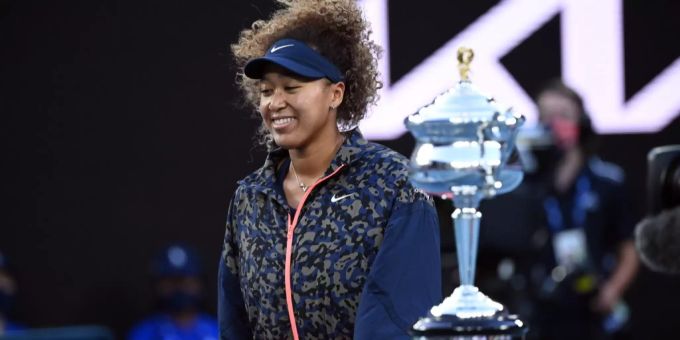 Naomi Osaka mit der Sieger-Trophäe an den Australian Open. Australian Open