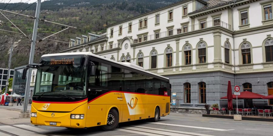 Ein PostAuto beim Bahnhof Brig.