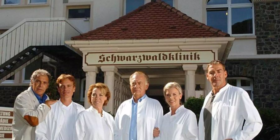 Christian Kohlund (l-r), Alexander Wussow, Gaby Dohm, Klausjürgen Wussow, Eva Habermann und Sascha Hehn bei den Dreharbeiten für die Jubiläumssendung der «Schwarzwaldklinik» (2004. Foto: Rolf Haid/dpa