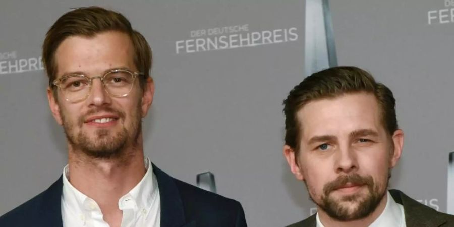 Joko Winterscheidt (l) und Klaas Heufer-Umlauf 2017 beim Deutschen Fernsehpreis. Foto: Henning Kaiser/dpa