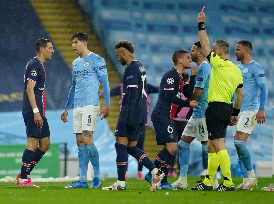 PSGs Angel Di Maria (l) bekommt die Rote Karte von Schiri Kuipers gezeigt.