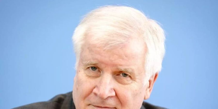 Bundesinnenminister Horst Seehofer hatte die drei Vereine bereits am 15. April verboten. Foto: Kay Nietfeld/dpa