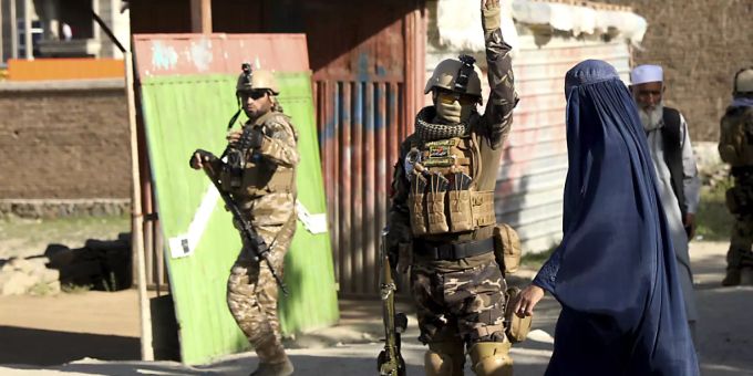 Sicherheitskräfte arbeiten am Anschlagsort nördlich der Hauptstadt Kabul im Distrikt Schakar Dara. IS Afghanistan
