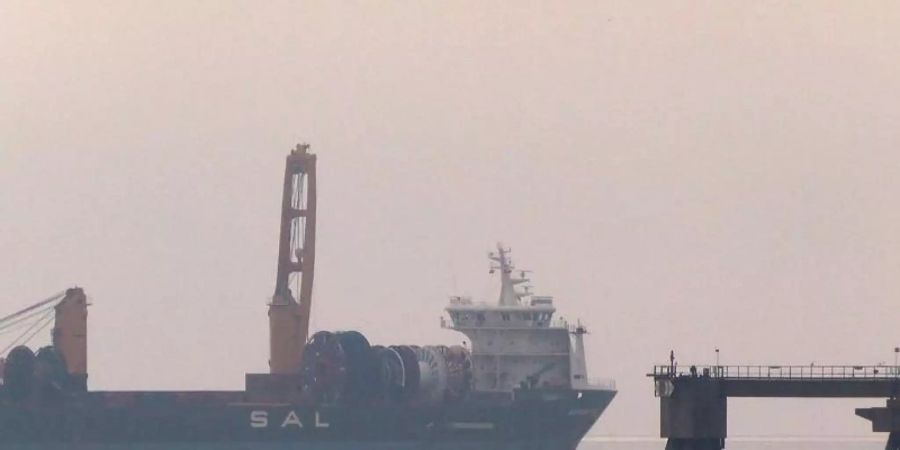 Das Containerschiff "Amoenitas" in deutschen Gewässern auf dem Weg zu seinem Zielhafen in Wilhelmshaven. Foto: ---/Nord-West-Media TV /dpa