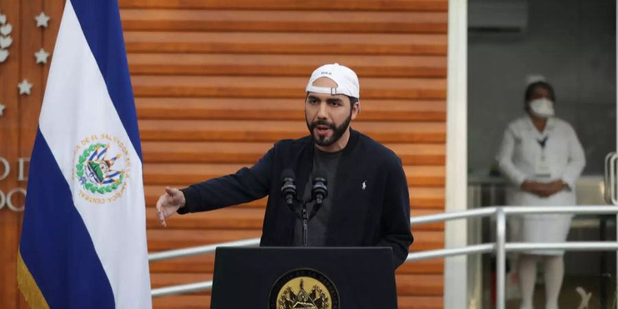 Nayib Bukele, der Präsident von El Salvador, spricht während einer Pressekonferenz.