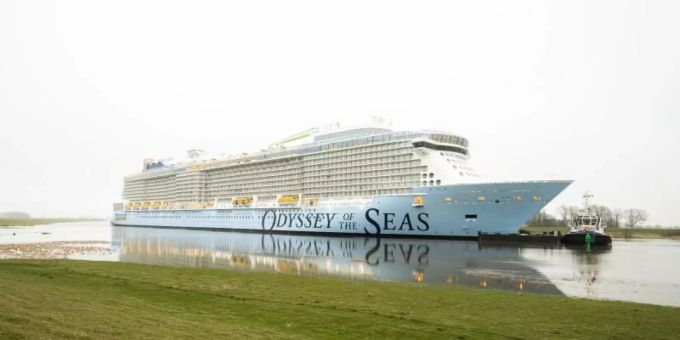 Die "Odyssey of the Seas" auf dem Weg Richtung Nordsee. Foto: Mohssen Assanimoghaddam/dpa Die "Odyssey of the Seas" auf dem Weg Richtung Nordsee. Foto: Mohssen Assanimoghaddam/dpa