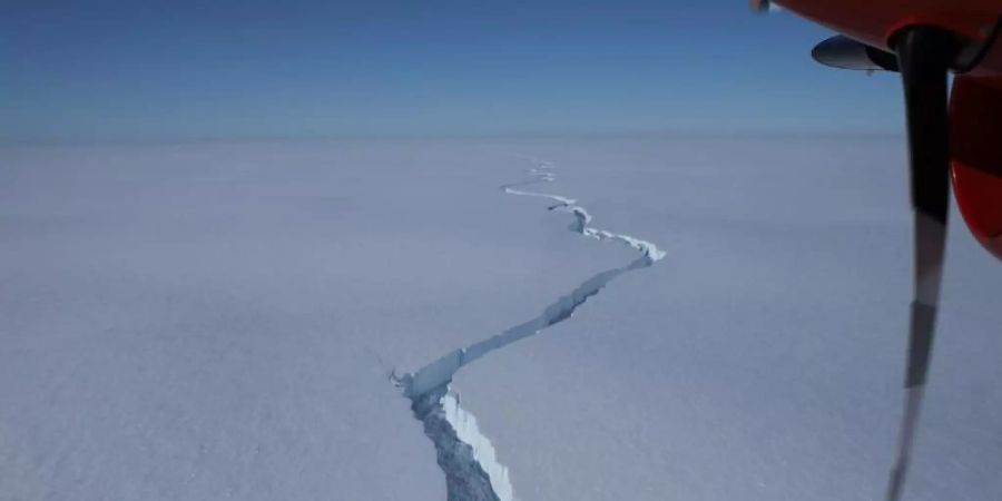 Spektakuläre Bilder aus der Eiskammer der Erde: Seit geraumer Zeit hatten Forscher in der Antarktis einen Riss im Schelfeis beobachtet - nun löste sich der Eisberg. Foto: Andy Van Kints/British Antarctic Survey/dpa