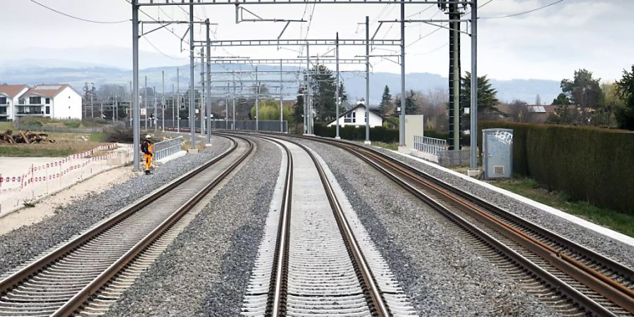 Zwischen Genf und Lausanne ist der Bahnverkehr am Samstag während rund drei Stunden unterbrochen gewesen. (Themenbild)