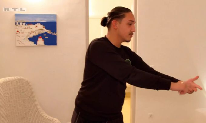 Enrico macht klar, dass er sein Bett nicht aufgibt. Enrico