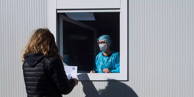 Ein Container für Corona-Schnelltests beim Einkaufszentrum Breggia in Balerna im Kanton Tessin. (Archivbild) Ein Container für Corona-Schnelltests beim Einkaufszentrum Breggia in Balerna im Kanton Tessin. (Archivbild)