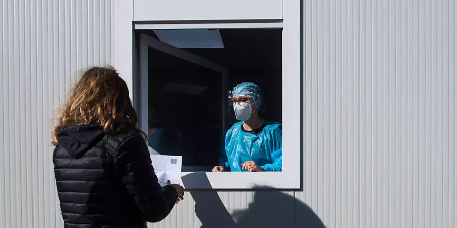 Ein Container für Corona-Schnelltests beim Einkaufszentrum Breggia in Balerna im Kanton Tessin. (Archivbild)