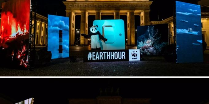 WWF-Aktivist in Panda-Kostüm schaltet Brandenburger Tor aus WWF-Aktivist in Panda-Kostüm schaltet Brandenburger Tor aus