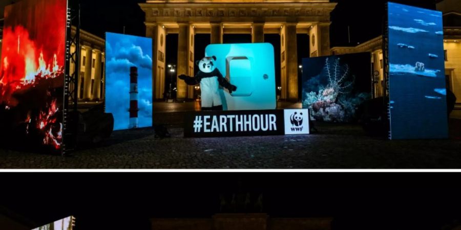 WWF-Aktivist in Panda-Kostüm schaltet Brandenburger Tor aus