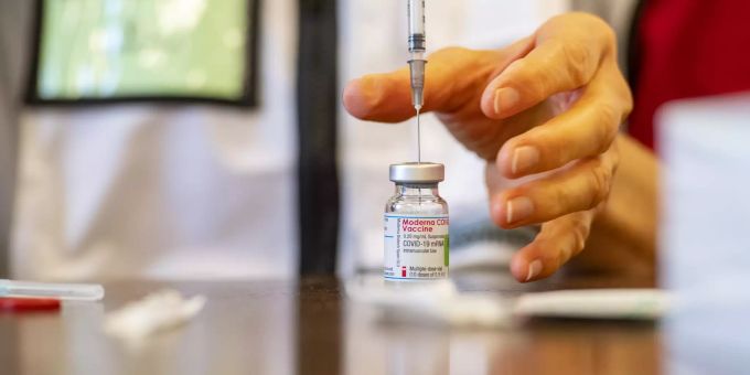 Der Impfstoff von Moderna wird vorbereitet, um die letzten Senioren in den Pflegeheimen des Kantons Aargau mit dem Impfstoff gegen das Coronavirus zu impfen. Coronavirus Impfung