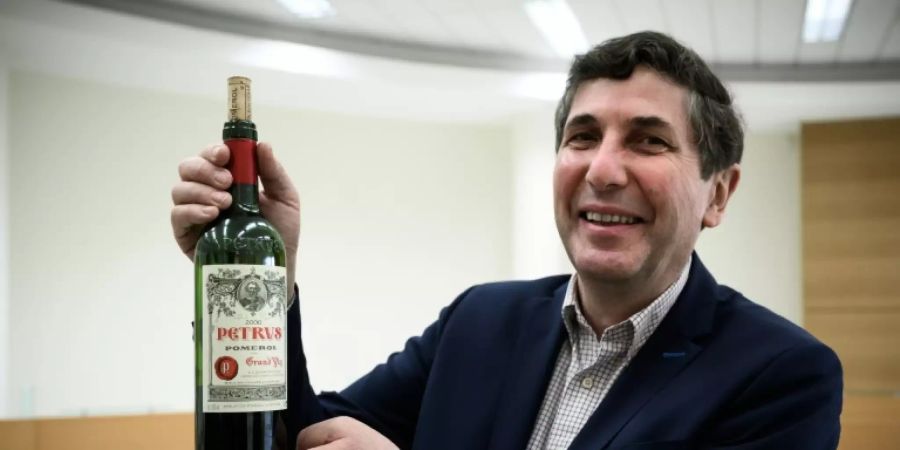Forschungsleiter Philippe Darriet mit einem der Petrus-Weine
