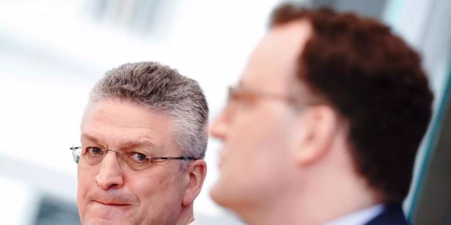 Bundesgesundheitsminister Jens Spahn (r.) und RKI-Chef Lothar Wieler während ihrer Pressekonferenz zur Corona-Lage vor Ostern. Foto: Kay Nietfeld/dpa