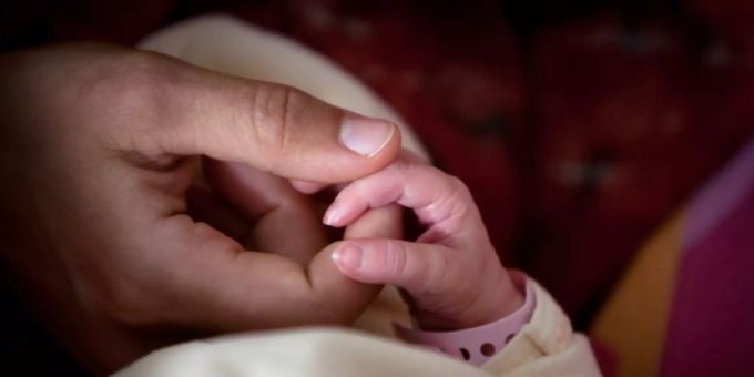 Hand eines Neugeborenen Hand eines Neugeborenen