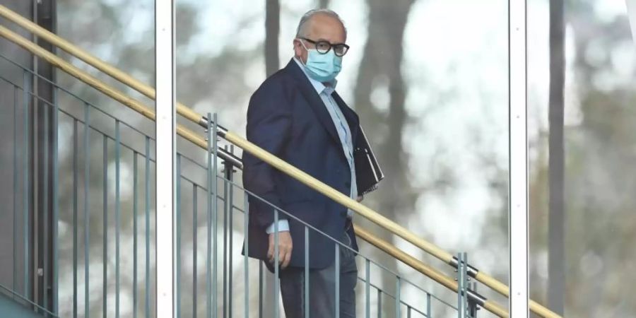 Fritz Keller schliesst derzeit noch einen Rücktritt aus und will sich zumindest bis zu einem vorgezogenen DFB-Bundestag im Amt halten. Foto: Arne Dedert/dpa