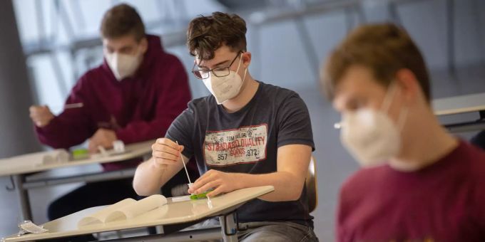 Schüler der Abschlussklasse führen einen Tag vor den Abiturprüfungen einen Corona-Schnelltest durch. (Symbolbild) IPS Peine